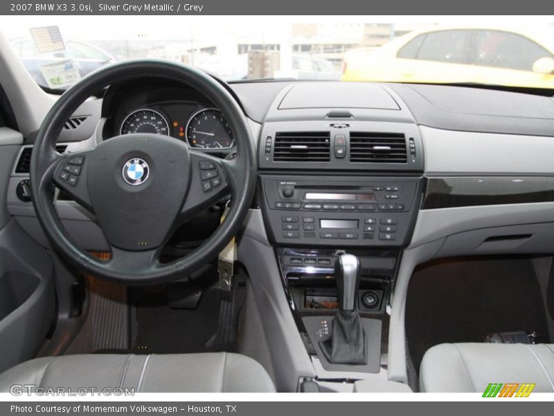 Dashboard of 2007 X3 3.0si