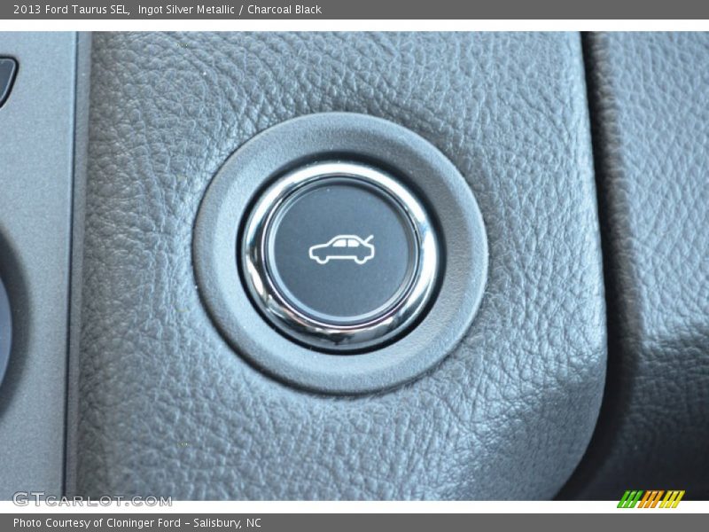Ingot Silver Metallic / Charcoal Black 2013 Ford Taurus SEL