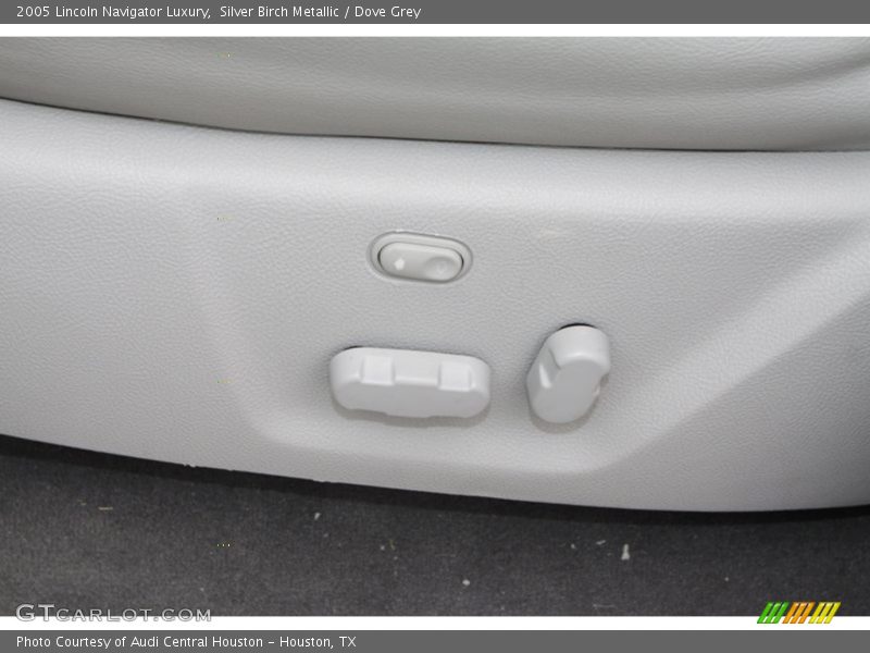Silver Birch Metallic / Dove Grey 2005 Lincoln Navigator Luxury