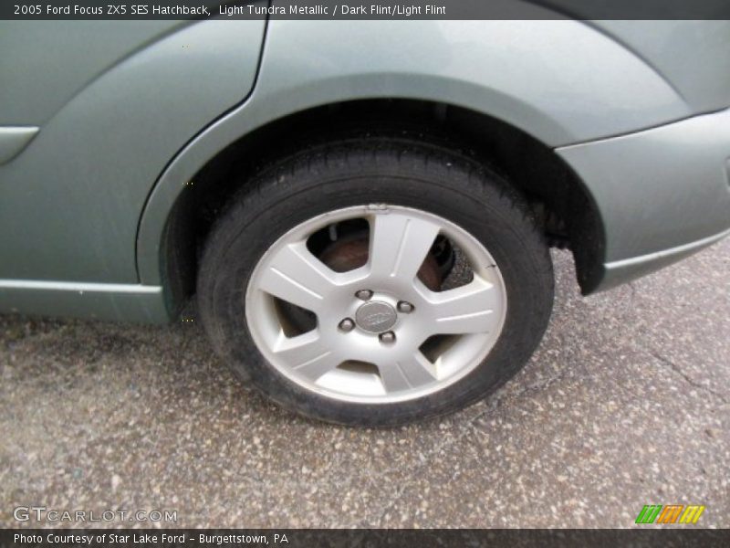 Light Tundra Metallic / Dark Flint/Light Flint 2005 Ford Focus ZX5 SES Hatchback