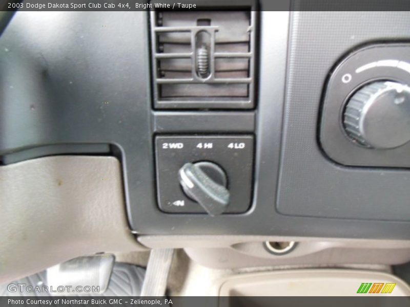 Bright White / Taupe 2003 Dodge Dakota Sport Club Cab 4x4