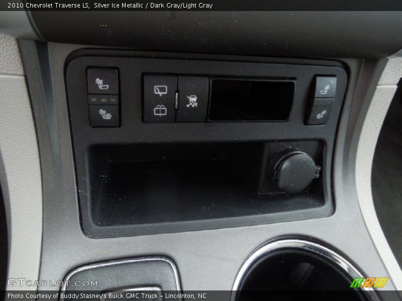 Silver Ice Metallic / Dark Gray/Light Gray 2010 Chevrolet Traverse LS