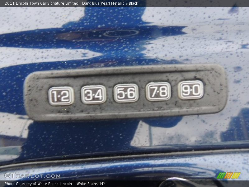 Dark Blue Pearl Metallic / Black 2011 Lincoln Town Car Signature Limited