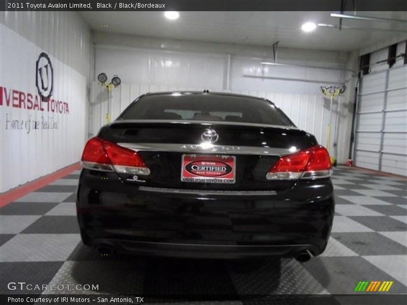 Black / Black/Bordeaux 2011 Toyota Avalon Limited