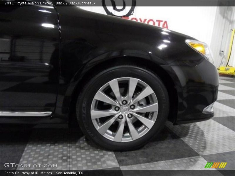 Black / Black/Bordeaux 2011 Toyota Avalon Limited