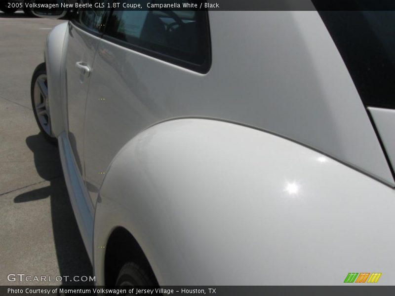 Campanella White / Black 2005 Volkswagen New Beetle GLS 1.8T Coupe