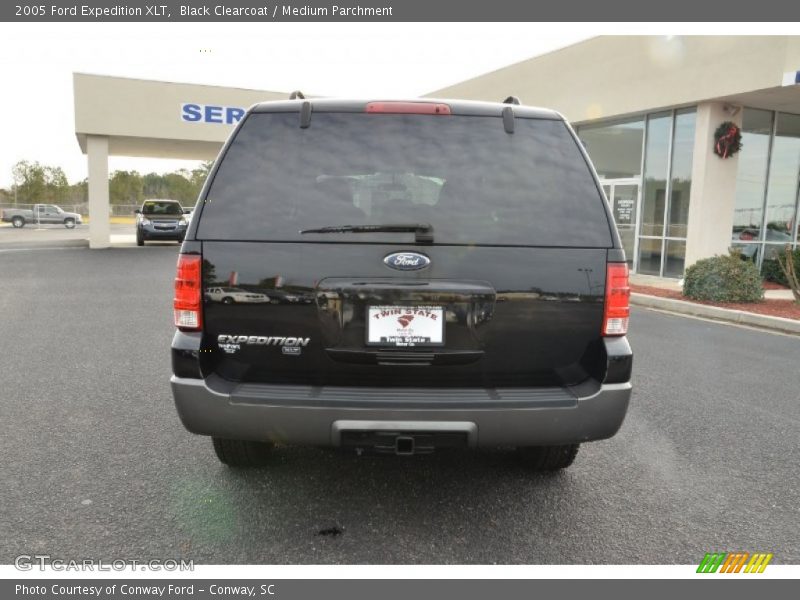 Black Clearcoat / Medium Parchment 2005 Ford Expedition XLT