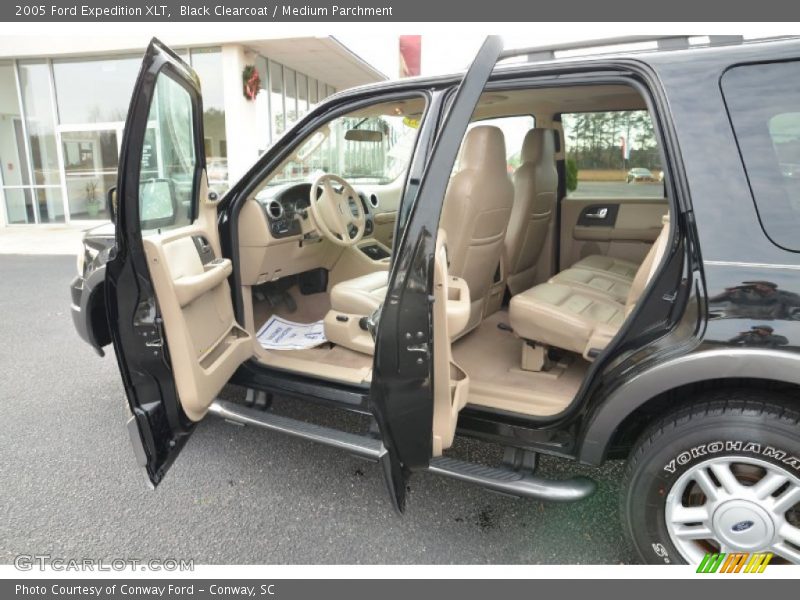 Black Clearcoat / Medium Parchment 2005 Ford Expedition XLT