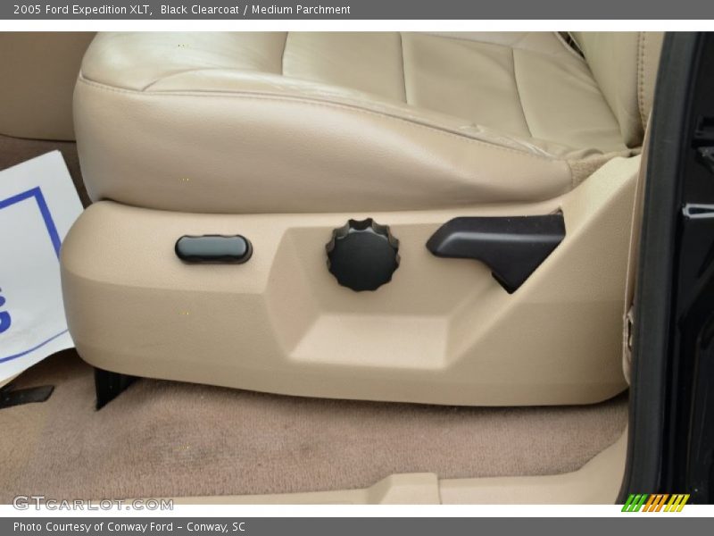 Black Clearcoat / Medium Parchment 2005 Ford Expedition XLT