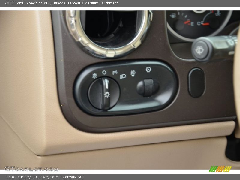 Black Clearcoat / Medium Parchment 2005 Ford Expedition XLT