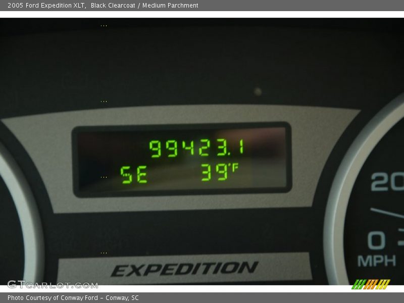 Black Clearcoat / Medium Parchment 2005 Ford Expedition XLT