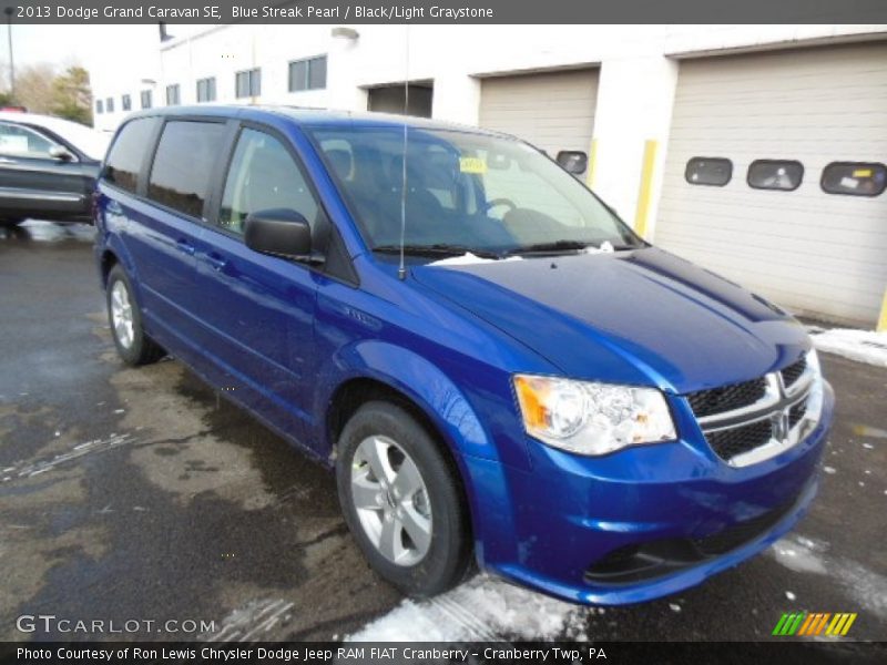 Front 3/4 View of 2013 Grand Caravan SE