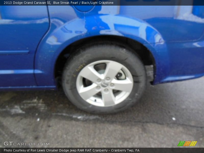 Blue Streak Pearl / Black/Light Graystone 2013 Dodge Grand Caravan SE