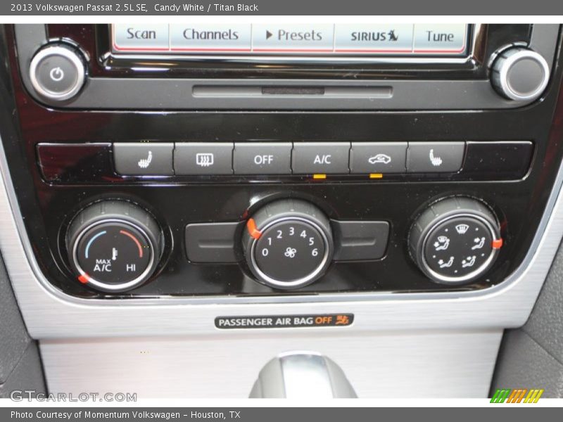 Candy White / Titan Black 2013 Volkswagen Passat 2.5L SE