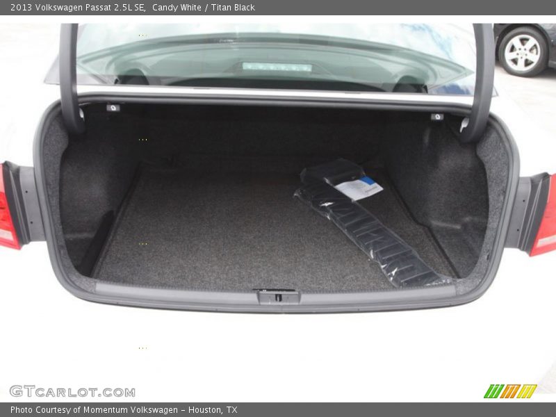 Candy White / Titan Black 2013 Volkswagen Passat 2.5L SE