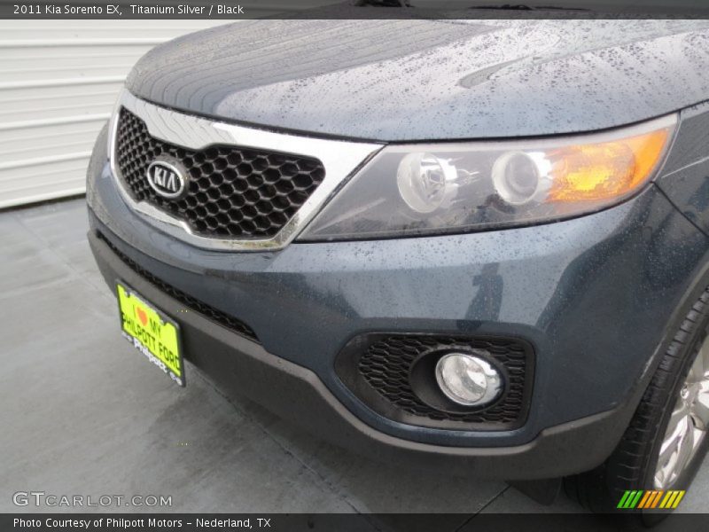 Titanium Silver / Black 2011 Kia Sorento EX
