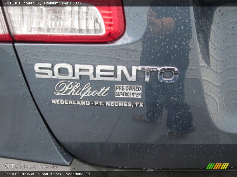 Titanium Silver / Black 2011 Kia Sorento EX