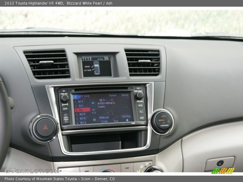 Blizzard White Pearl / Ash 2013 Toyota Highlander V6 4WD