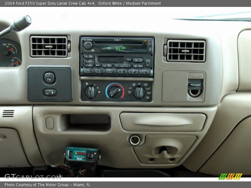 Oxford White / Medium Parchment 2004 Ford F350 Super Duty Lariat Crew Cab 4x4