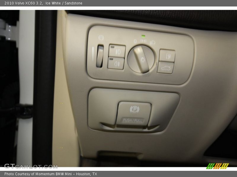 Ice White / Sandstone 2010 Volvo XC60 3.2