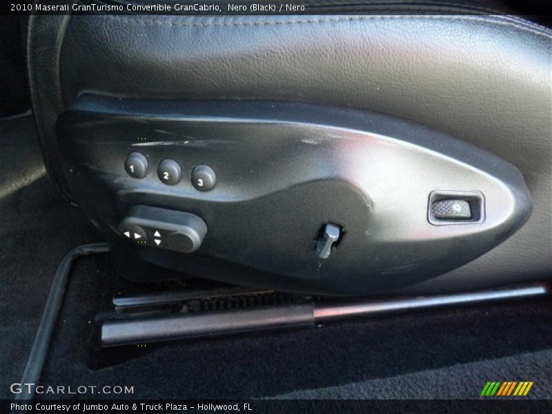 Controls of 2010 GranTurismo Convertible GranCabrio