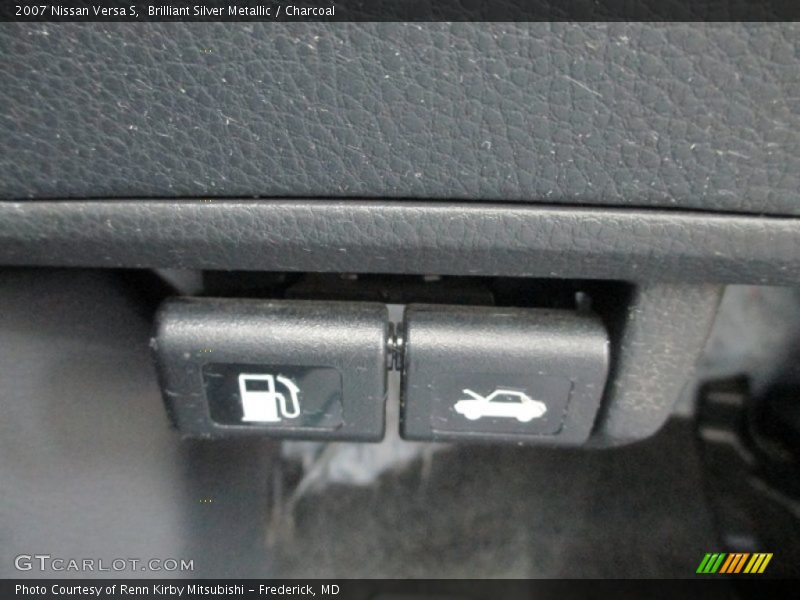 Brilliant Silver Metallic / Charcoal 2007 Nissan Versa S