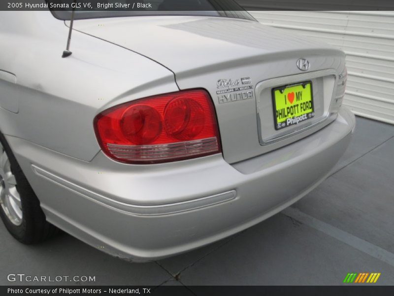 Bright Silver / Black 2005 Hyundai Sonata GLS V6