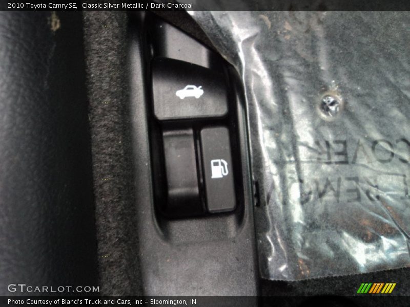 Classic Silver Metallic / Dark Charcoal 2010 Toyota Camry SE