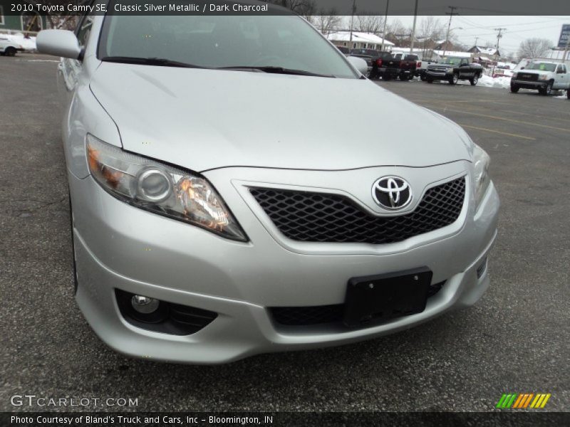 Classic Silver Metallic / Dark Charcoal 2010 Toyota Camry SE