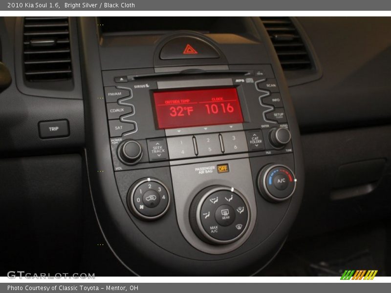 Bright Silver / Black Cloth 2010 Kia Soul 1.6
