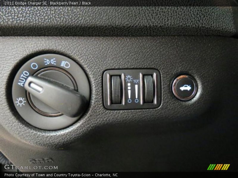 Blackberry Pearl / Black 2011 Dodge Charger SE