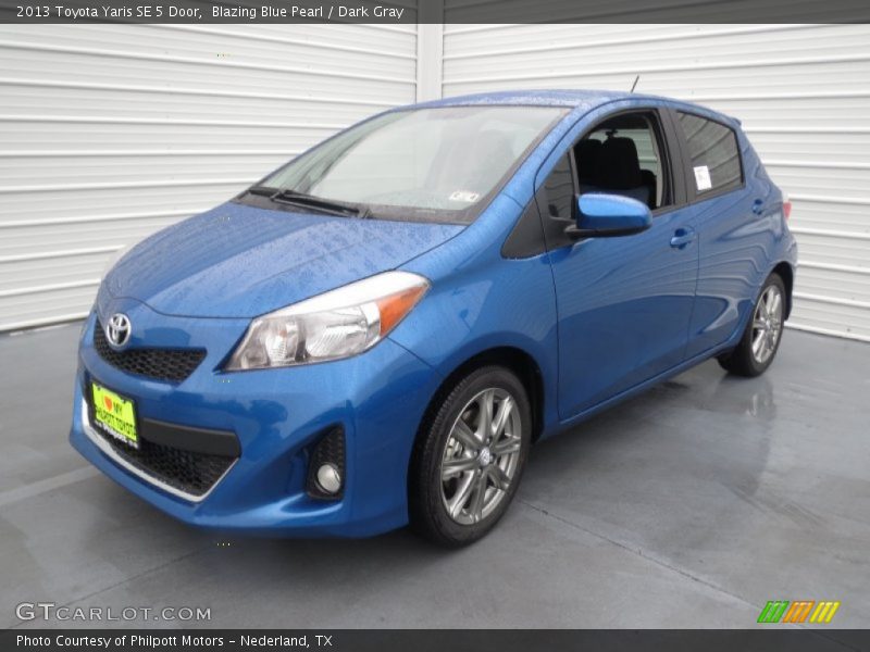 Front 3/4 View of 2013 Yaris SE 5 Door
