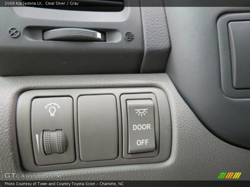 Clear Silver / Gray 2009 Kia Sedona LX