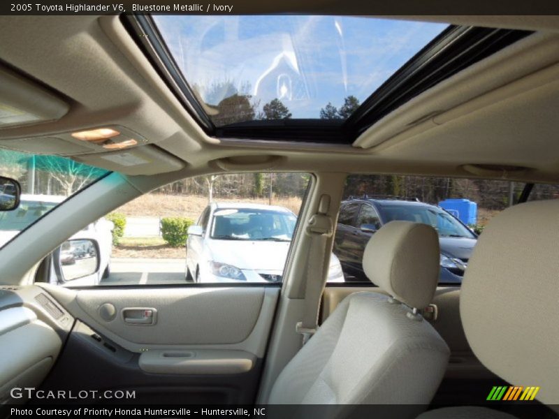 Bluestone Metallic / Ivory 2005 Toyota Highlander V6