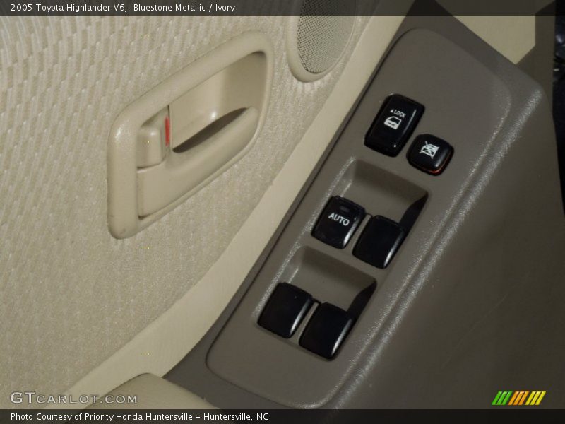 Bluestone Metallic / Ivory 2005 Toyota Highlander V6