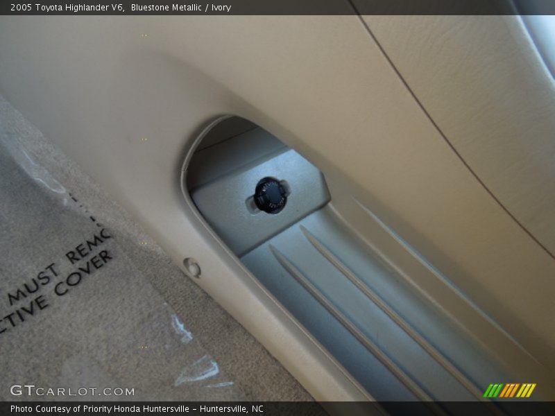 Bluestone Metallic / Ivory 2005 Toyota Highlander V6