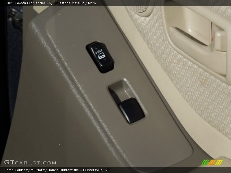 Bluestone Metallic / Ivory 2005 Toyota Highlander V6