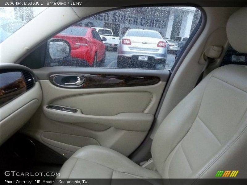 White Onyx / Barley 2006 Jaguar XJ XJ8 L