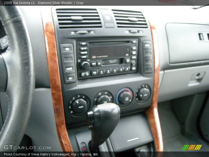 Diamond Silver Metallic / Gray 2005 Kia Sedona LX