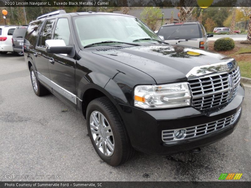 Front 3/4 View of 2010 Navigator L