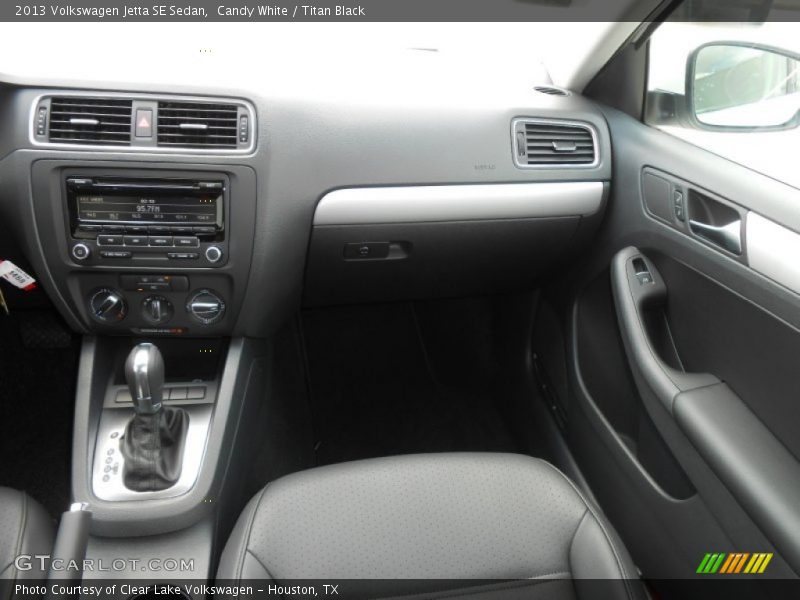 Candy White / Titan Black 2013 Volkswagen Jetta SE Sedan
