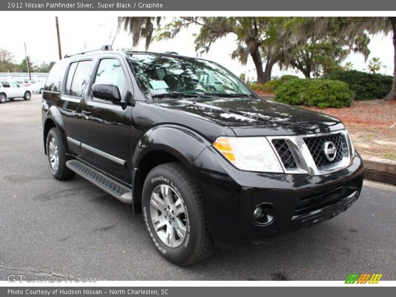 Front 3/4 View of 2012 Pathfinder Silver