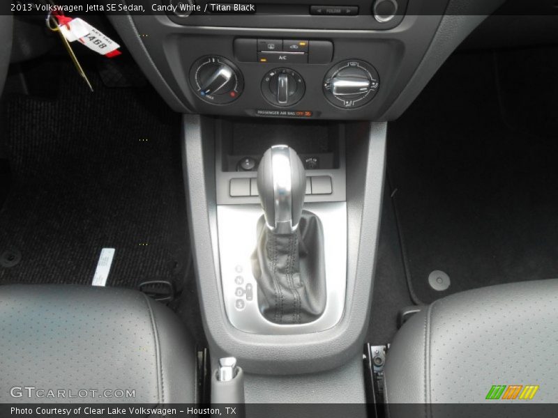 Candy White / Titan Black 2013 Volkswagen Jetta SE Sedan