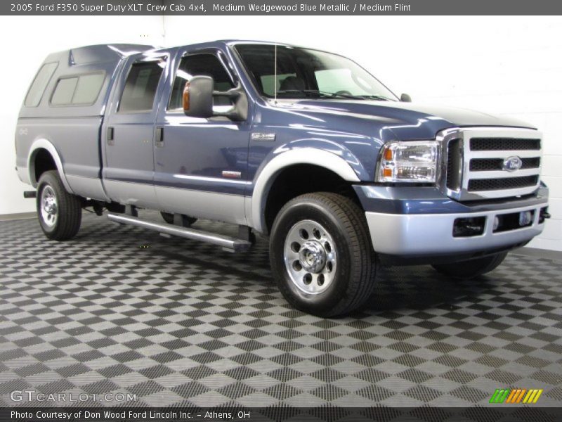 Front 3/4 View of 2005 F350 Super Duty XLT Crew Cab 4x4