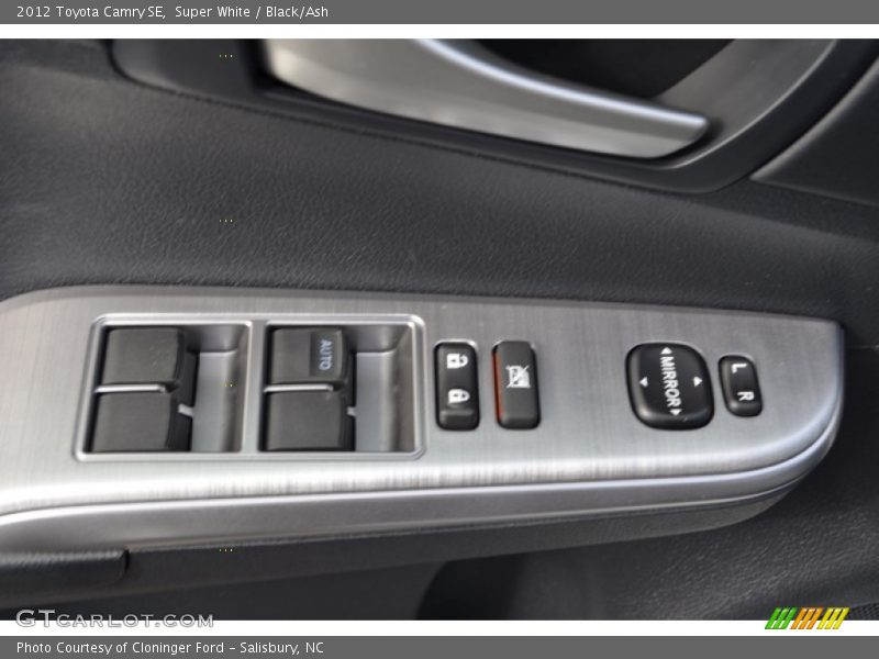 Super White / Black/Ash 2012 Toyota Camry SE