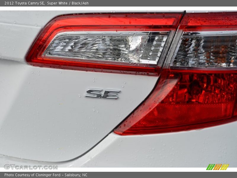 Super White / Black/Ash 2012 Toyota Camry SE