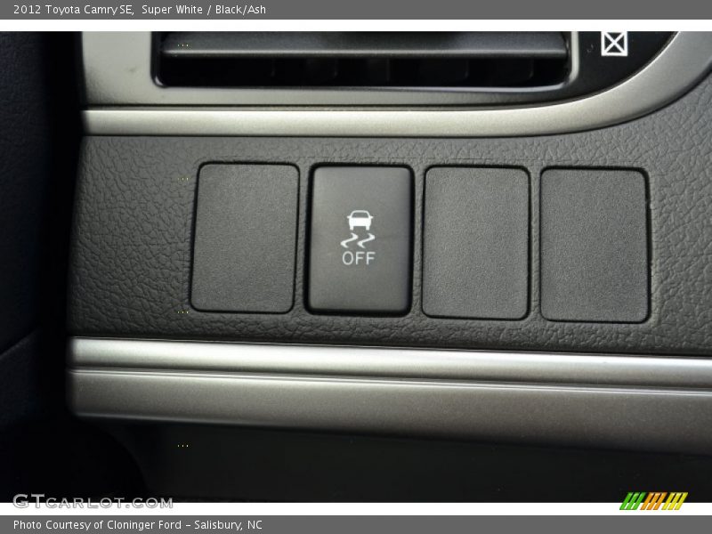 Super White / Black/Ash 2012 Toyota Camry SE