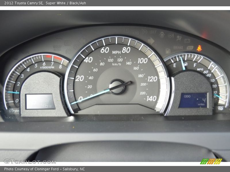 Super White / Black/Ash 2012 Toyota Camry SE