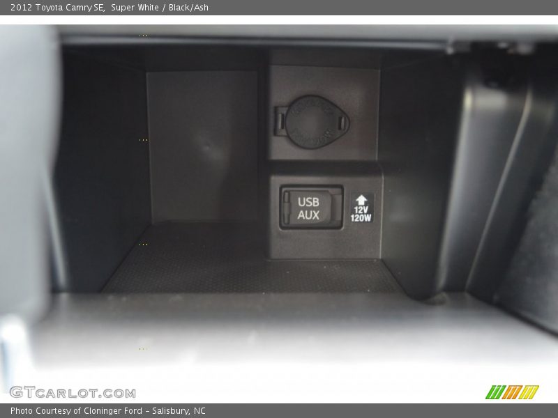 Super White / Black/Ash 2012 Toyota Camry SE