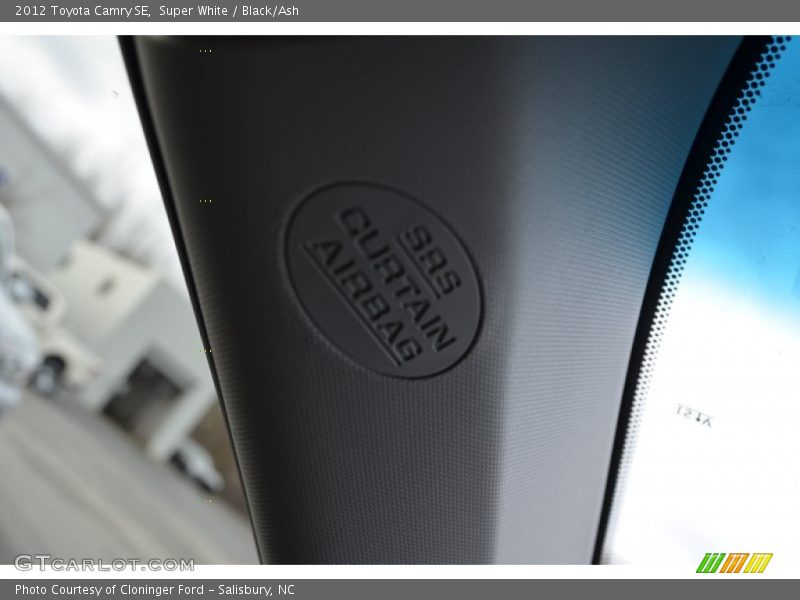 Super White / Black/Ash 2012 Toyota Camry SE